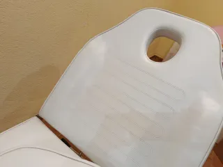 Camilla de estética blanca