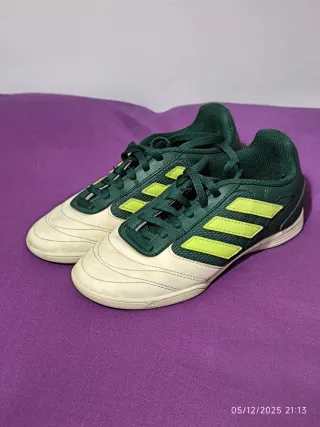Botas de fútbol sala Adidas verdes y blancas.