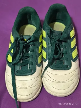 Botas de fútbol sala Adidas verdes y blancas.