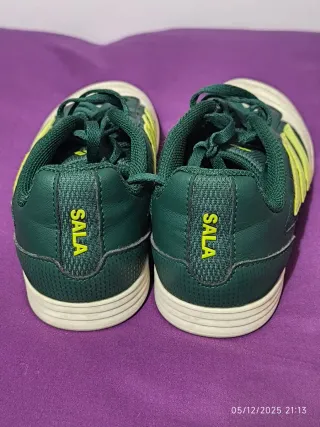 Botas de fútbol sala Adidas verdes y blancas.
