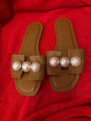 Sandalias Zara Marrones con Perlas