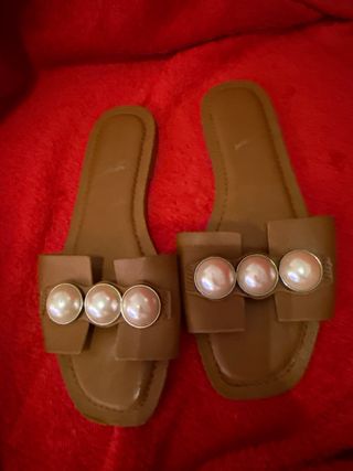 Sandalias Zara Marrones con Perlas