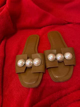 Sandalias Zara Marrones con Perlas