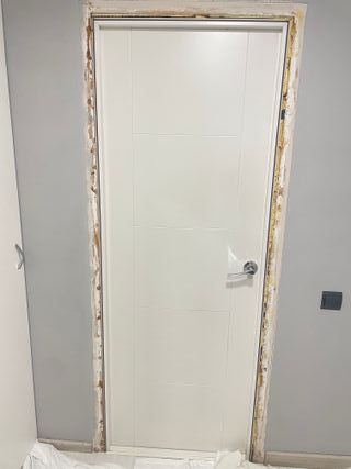 Puerta blanca y premarco