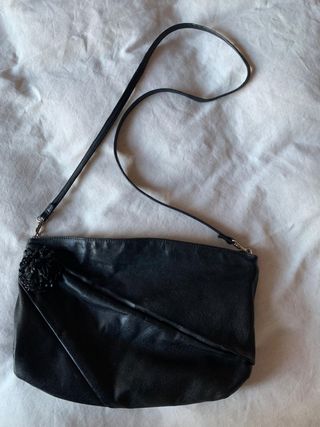 Borsa in pelle nera con tracolla
