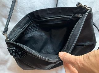 Borsa in pelle nera con tracolla