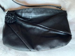 Borsa in pelle nera con tracolla