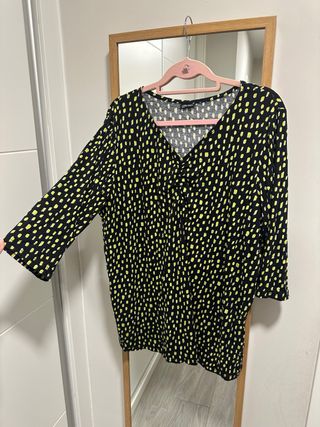 Blusa negra con estampado amarillo