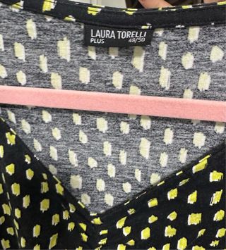 Blusa negra con estampado amarillo