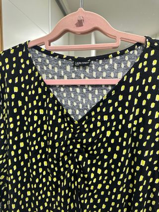 Blusa negra con estampado amarillo