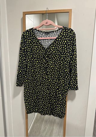 Blusa negra con estampado amarillo