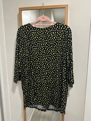 Blusa negra con estampado amarillo
