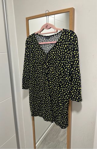 Blusa negra con estampado amarillo