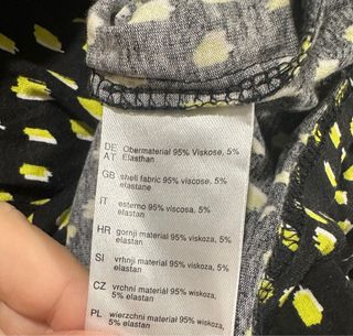 Blusa negra con estampado amarillo