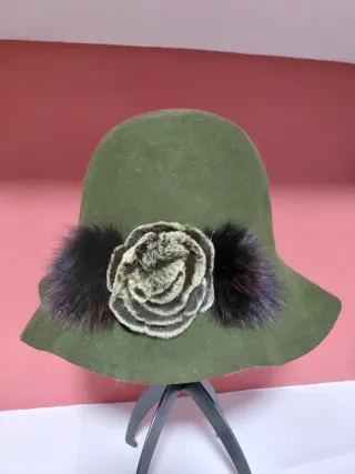 Cappello verde con fiore e pelliccia