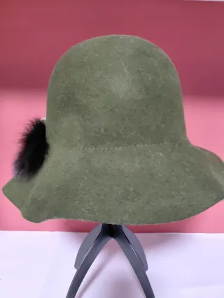 Cappello verde con fiore e pelliccia