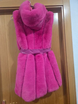 Chaleco rosa peludo con capucha