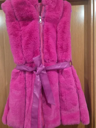 Chaleco rosa peludo con capucha