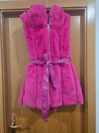 Chaleco rosa peludo con capucha