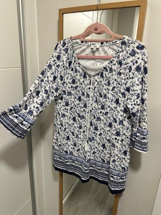 Blusa C&A floral azul y blanco talla 44/46
