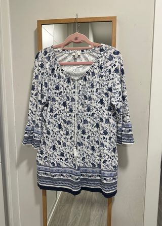 Blusa C&A floral azul y blanco talla 44/46