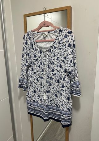 Blusa C&A floral azul y blanco talla 44/46