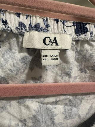 Blusa C&A floral azul y blanco talla 44/46