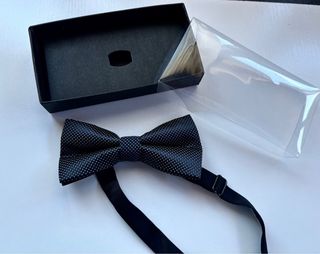 Pajarita negra con puntos