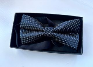 Pajarita negra con puntos