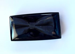 Pajarita negra con puntos