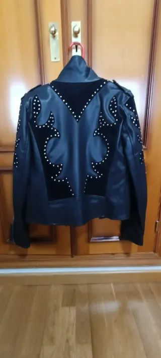 Cazadora polipiel negra con tachuelas
