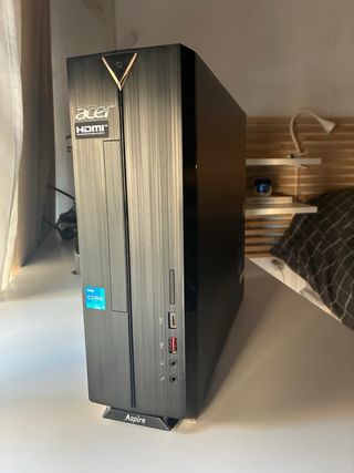 Ordenador sobremesa y monitor.