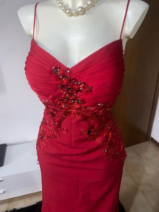 Abito lungo rosso con perline