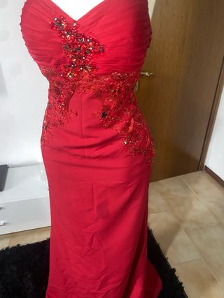 Abito lungo rosso con perline