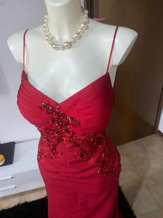 Abito lungo rosso con perline