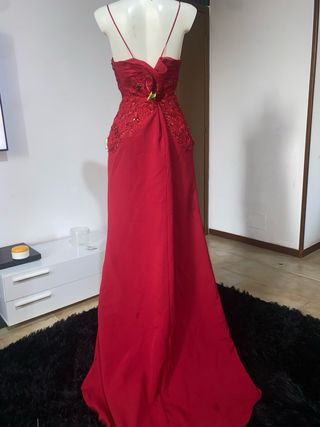 Abito lungo rosso con perline