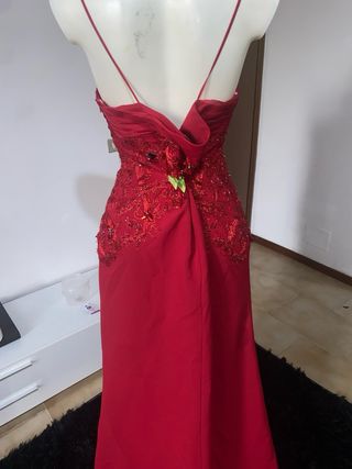 Abito lungo rosso con perline