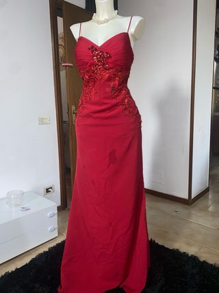 Abito lungo rosso con perline