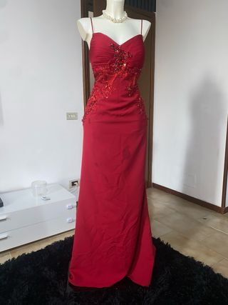 Abito lungo rosso con perline