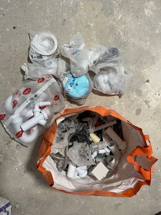 Lote fontanería: sifones, codos, etc.