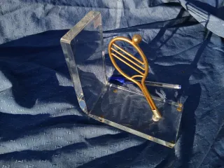 Sujetalibros metacrilato raqueta dorada