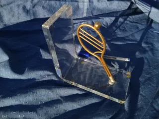 Sujetalibros metacrilato raqueta dorada