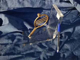 Sujetalibros metacrilato raqueta dorada