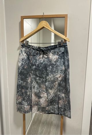 Falda estampada gris y multicolor