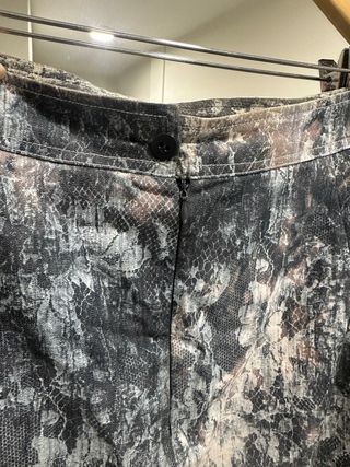 Falda estampada gris y multicolor