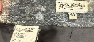 Falda estampada gris y multicolor