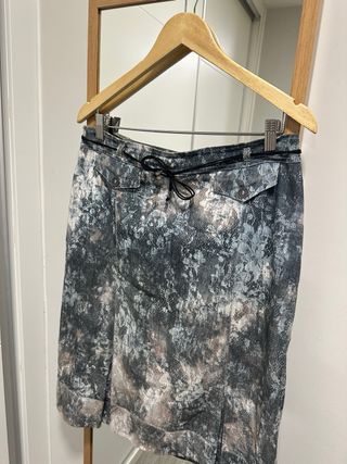 Falda estampada gris y multicolor