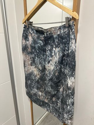 Falda estampada gris y multicolor