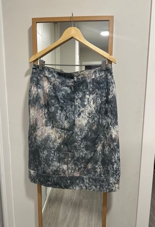 Falda estampada gris y multicolor