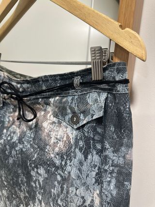 Falda estampada gris y multicolor